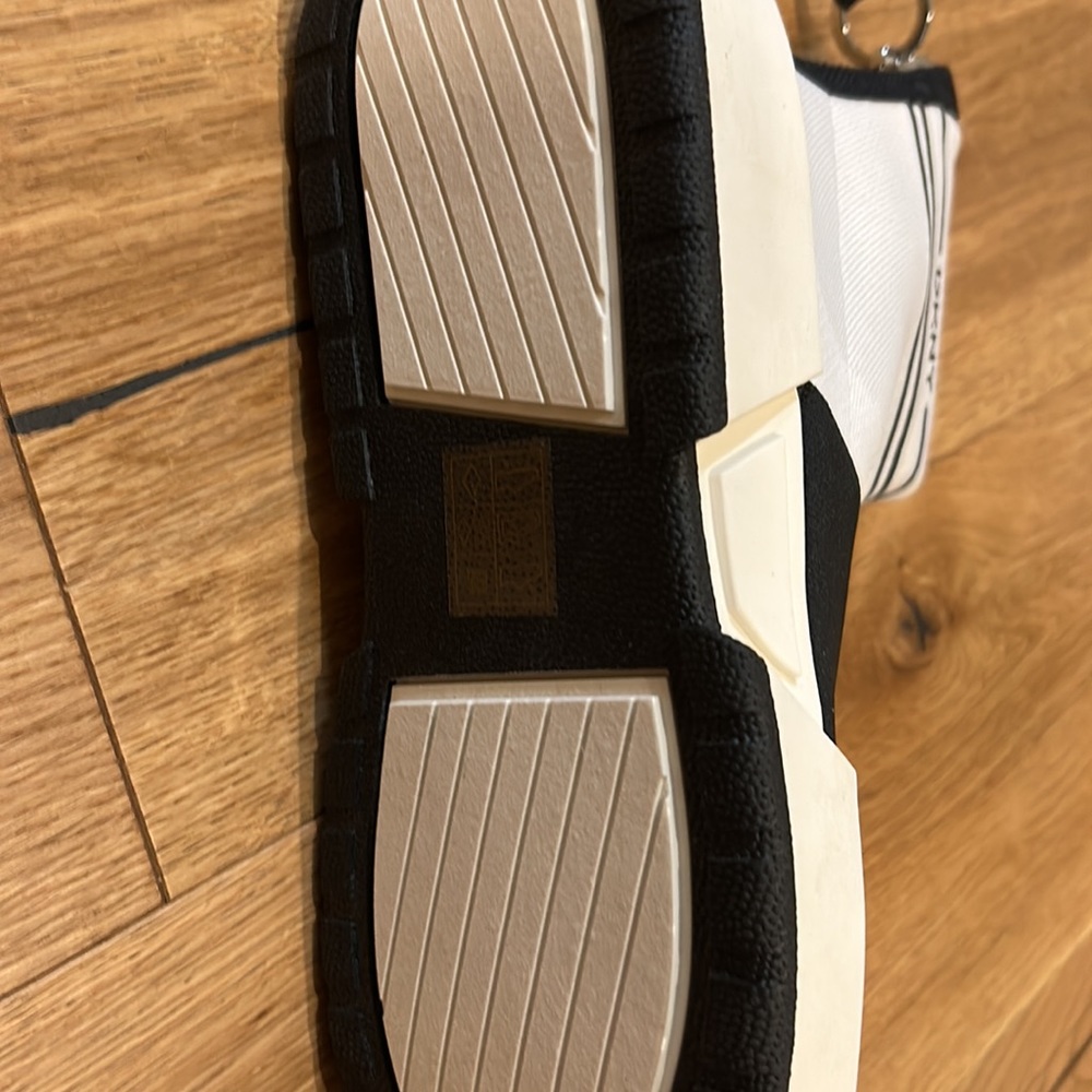 DKNY Fashion Sneakers NWT - Picture 4 of 5